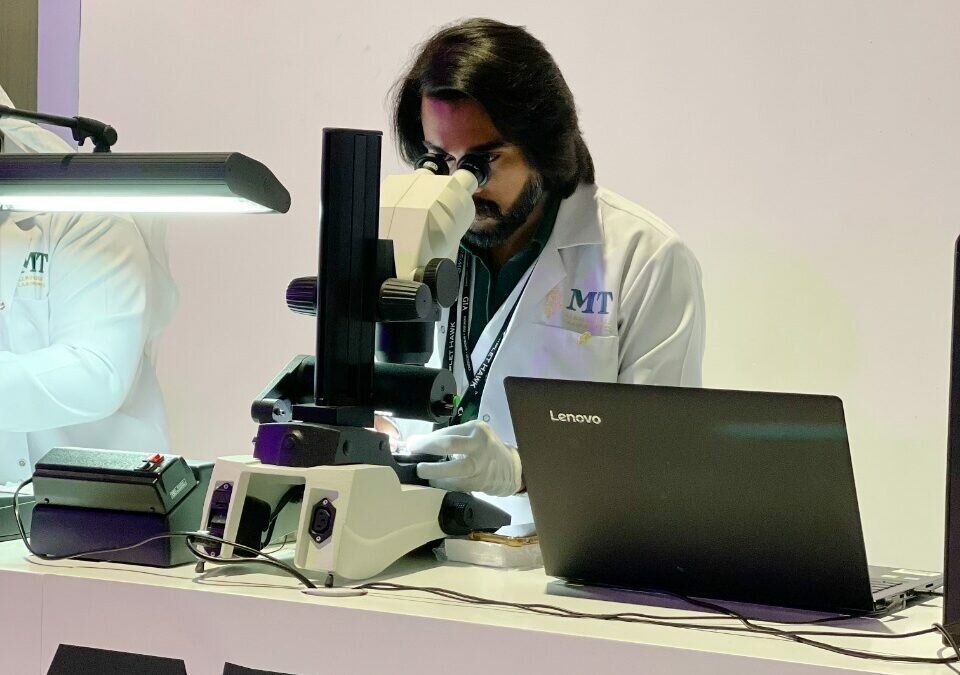 مختبر فحص المعادن الثمينة يلفت أنظار زوار موسم الرياض 2021