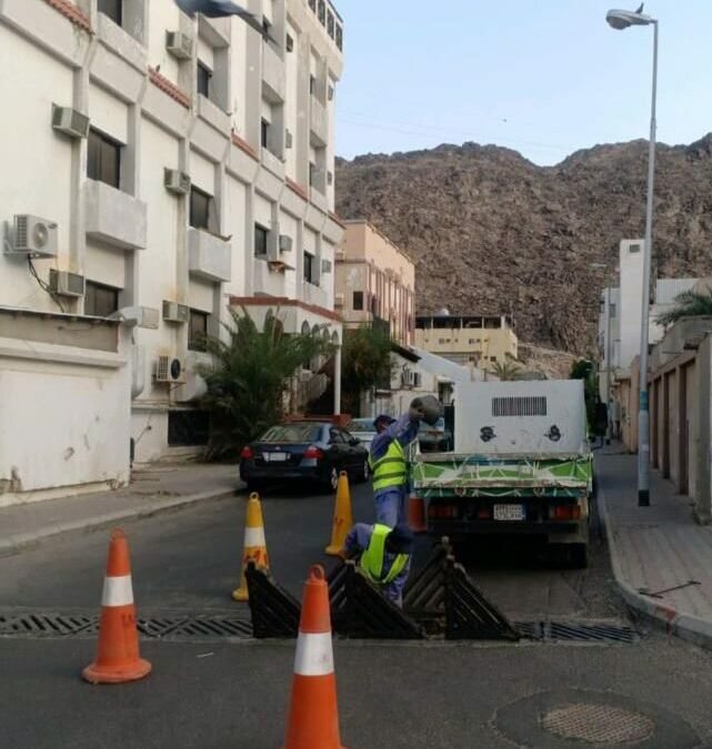 إزالة مظلات السيارات و صيانة شبكات تصريف مياه الأمطار بمكة المكرمة