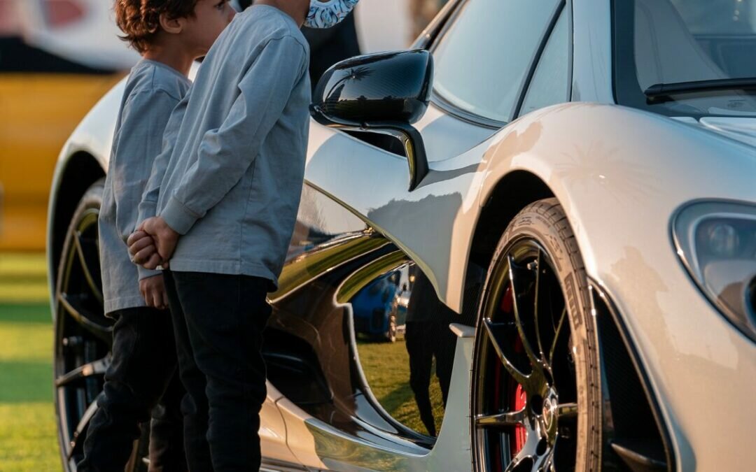 معرض الرياض للسيارات يجذب الأطفال بمغامرات تركيب الإطارات والرسم الافتراضي