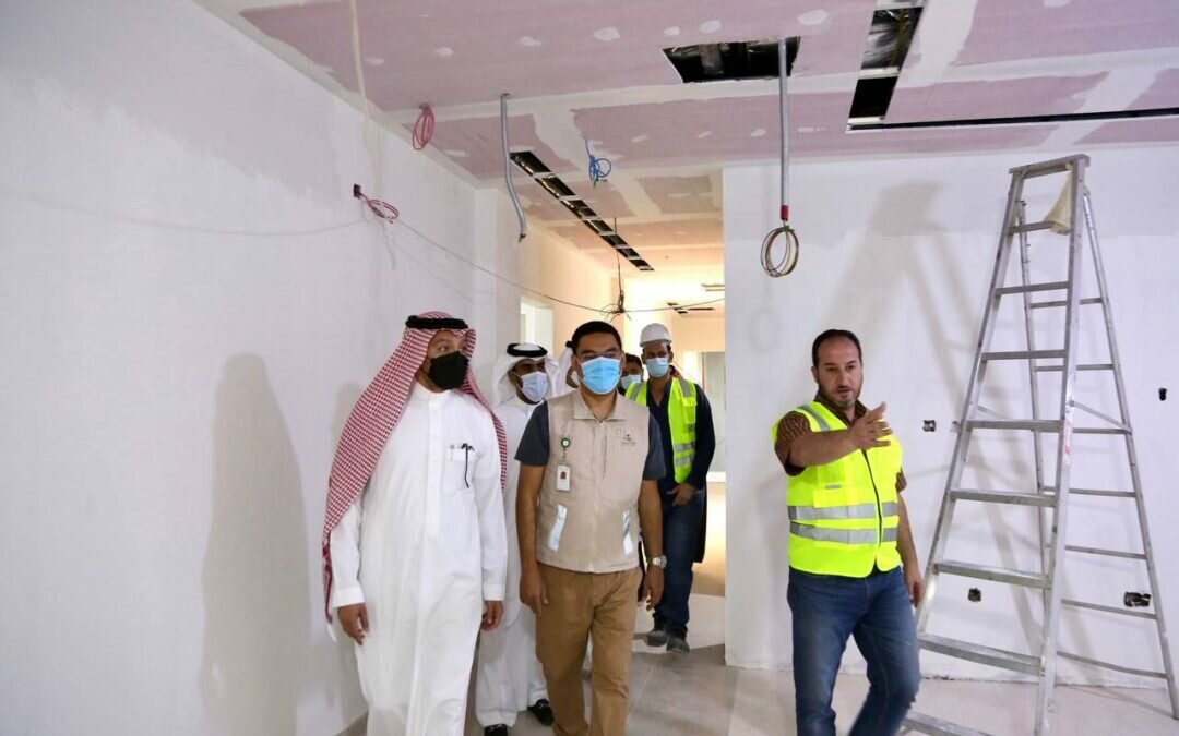 رئيس لجنة الحج يتفقد الانشاءات بمركز الأزمات بصحة مكة المكرمة