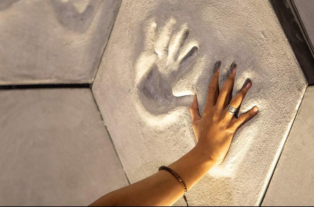 جدار الشهرة يتيح لزوار موسم الرياض 2021 مصافحة النجوم والفنانين وكبار الشخصيات