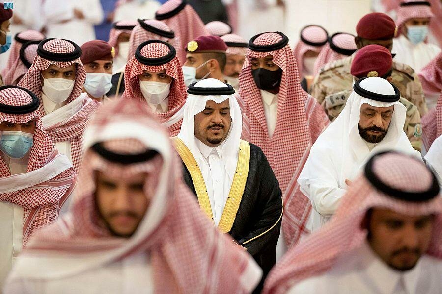 أمير الرياض بالنيابة يؤدي صلاة الميت على الأمير سعود بن عبدالرحمن بن عبدالعزيز (صور)