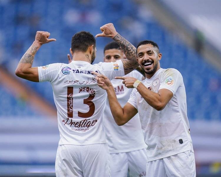 الشباب يقسو على الرائد بثلاثية.. ويتصدر الدوري مؤقتًا