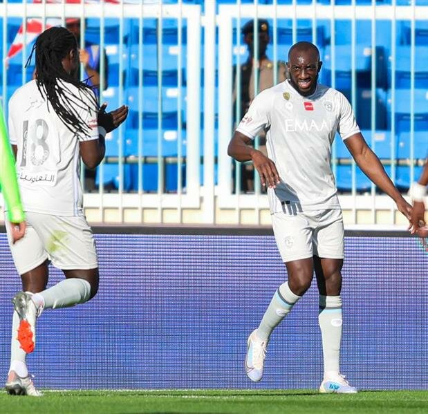 الهلال يسقط في فخ التعادل أمام أبها بالدوري