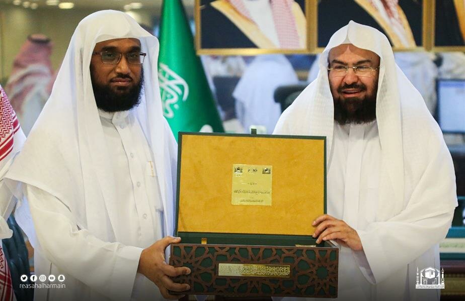 “السديس” يكرم خطاط كسوة الكعبة المشرفة مختار عالم