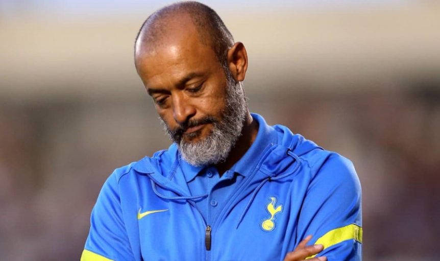 بعد الخسارة أمام يونايتد.. توتنهام يُقيل مدربه “سانتو”