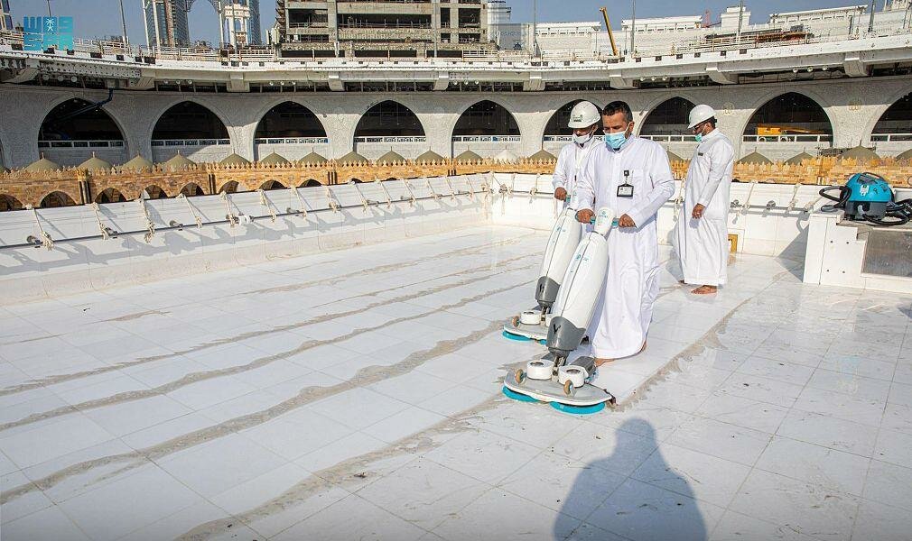 صور.. “شؤون الحرمين” تطهر سطح الكعبة المشرفة عبر فريق وطني في 20 دقيقة