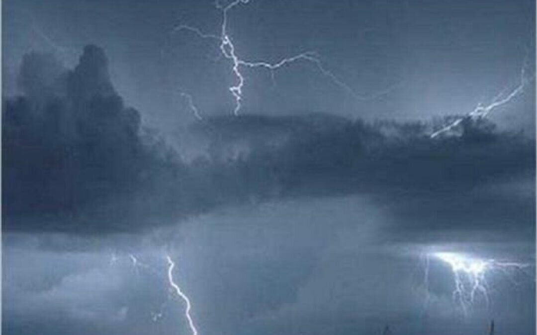 طقس الأربعاء: سحب رعدية ممطرة ورياح نشطة على 4 مناطق