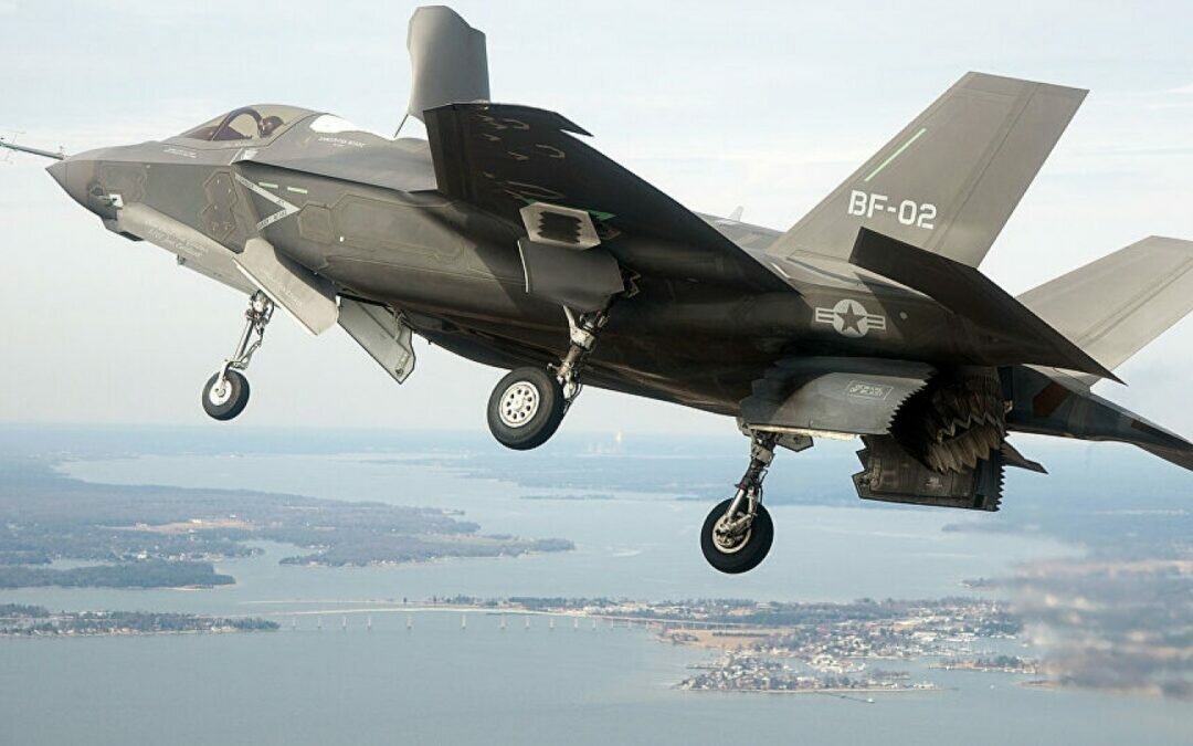 الطيار قفز في البحر.. تحطم مقاتلة بريطانية من طراز «إف 35»