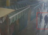 كاميرا مراقبة توثق لحظة مقتل شاب فلسطيني حاول طعن جنديين