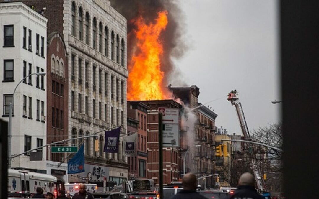 حريق ضخم بقلب نيويورك ونقل المصابين إلى المستشفى