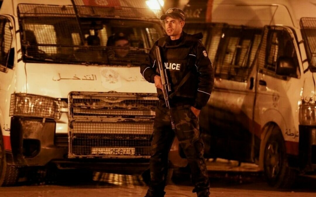 (فيديو متداول) .. إطلاق النار على شخص حاول اقتحام مبنى الداخلية التونسية