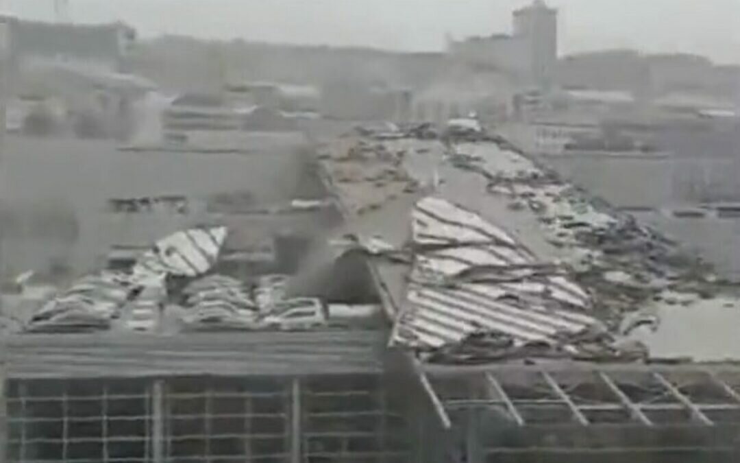 رياح شديد.. ضحايا وسقوط مبانٍ وتعليق حركة السفن في تركيا (فيديو)