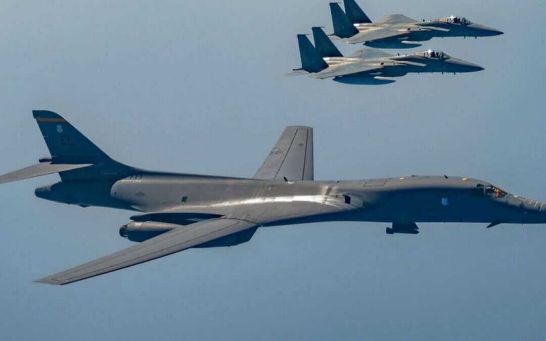 مقاتلات المملكة الجوية  «ف-15 سي» في تمرين مشترك مع القاذفات الأمريكية الإستراتيجية «B-1 »