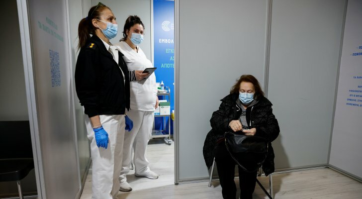 اليونان تفرض تدابير مشدّدة على غير الملقّحين ضد فيروس كورونا