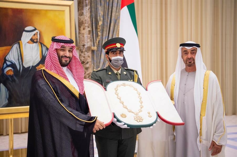نيابة عن رئيس دولة الإمارات.. محمد بن زايد يقدم لولي العهد وسام زايد من الدرجة الأولى (فيديو)