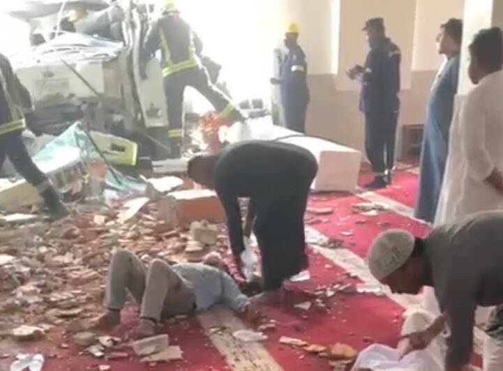 أول فيديو لاصطدام شاحنة بمسجد في حي المنتزهات بجدة