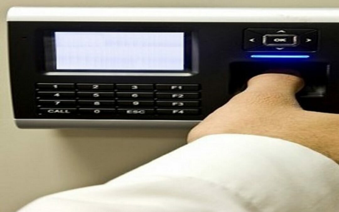 بدولة خليجية.. مطالبات بإلغاء «البصمة» للموظفين بسبب تفشي «أوميكرون»