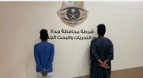 الإطاحة بمواطنَين كسرا زجاج مركبات وسرقا بعض أجزائها في جدة