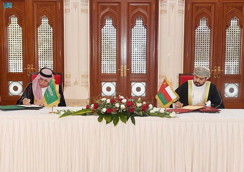 المملكة وعُمان توقعان خمس مذكرات تفاهم في المجالين التجاري والإعلامي
