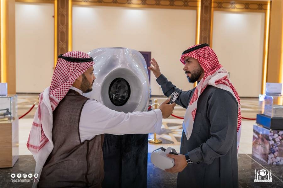 معرض الحرمين الشريفين يتيح للزوار تجربة محاكاة الواقع الافتراضي للحجر الأسود