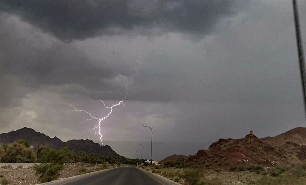 “الأرصاد” ينبه من أمطار رعدية وأتربة مثارة في عدة مناطق