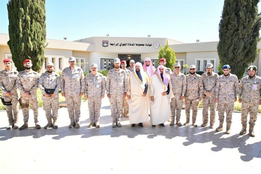 صور.. وزير الشؤون الإسلامية يزور مجموعة الدفاع الجوي بالمنطقة الجنوبية