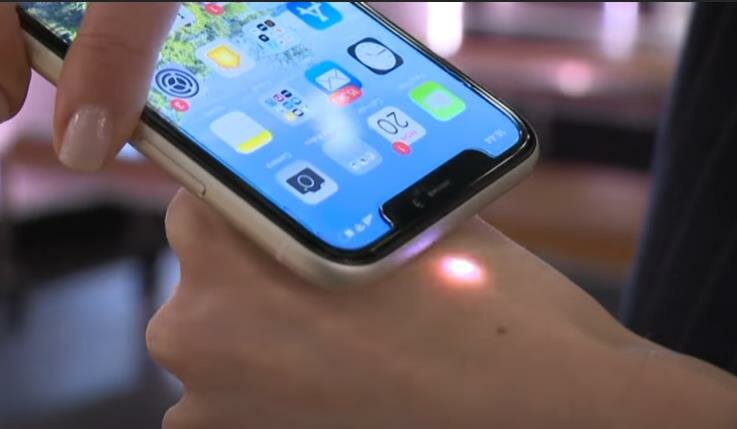 شرائح إلكترونية تُزرع في أجساد البشر تحمل الجواز الصحي بالسويد.. وهكذا تعمل (فيديو)