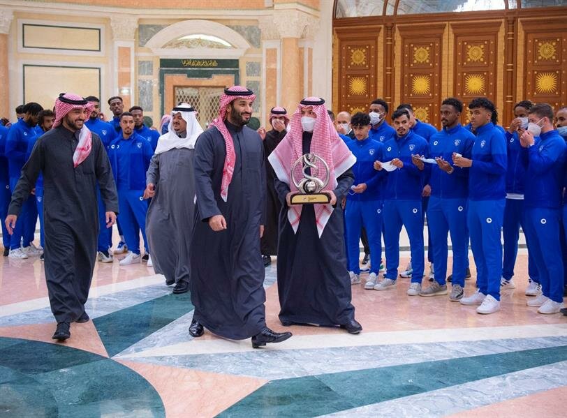 ولي العهد يستقبل وزير الرياضة والمسحل وفريق “الهلال”
