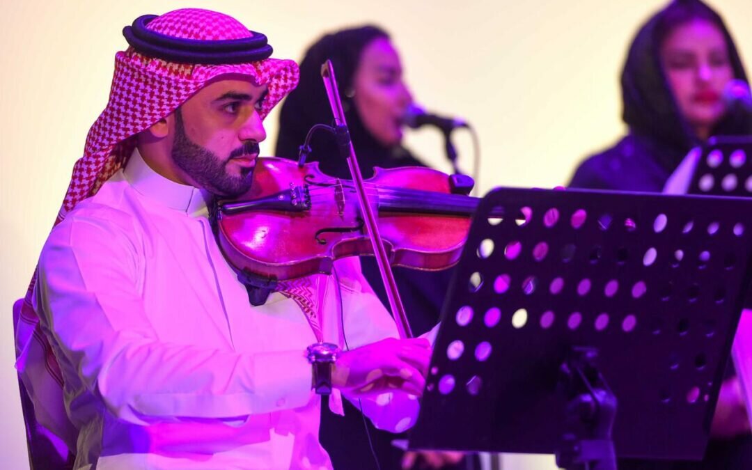 الفرقة الوطنية الموسيقية تصنع ترفيها خاصًا بأنغام الستينات ومعزوفاتها