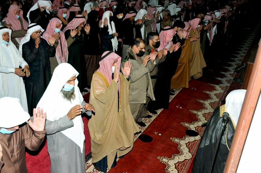 محافظ القريات يؤدي صلاة الاستسقاء مع جموع المصلين