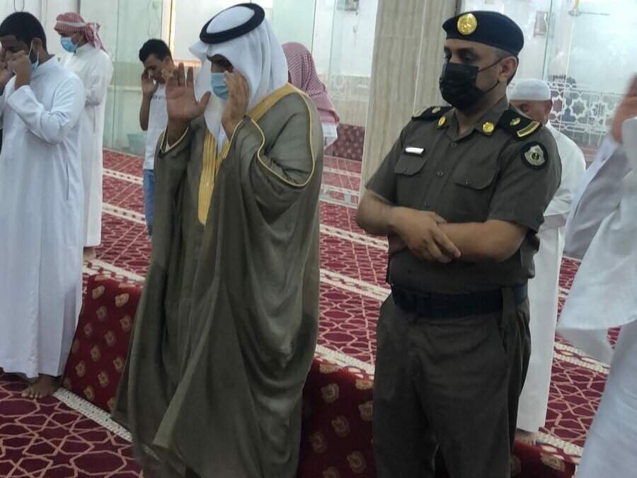 “محافظ صامطة” يؤدي صلاة الاستسقاء مع جموع المصلين