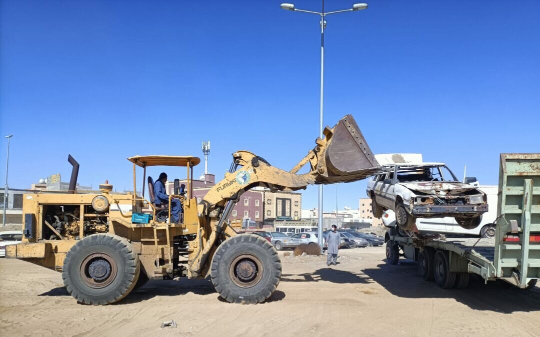 البلدية تكثف جهودها في رفع وإزالة السيارات التالفة بخميس مشيط