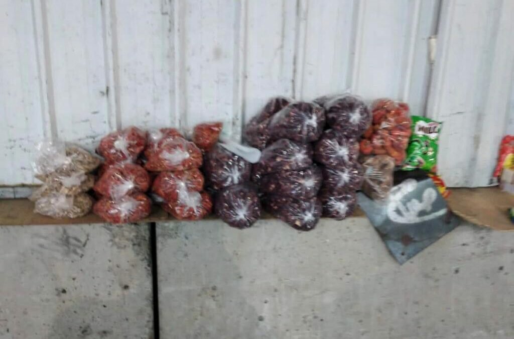 مصادرة وإتلاف طنيّن من المعلبات والأخشاب في مكة