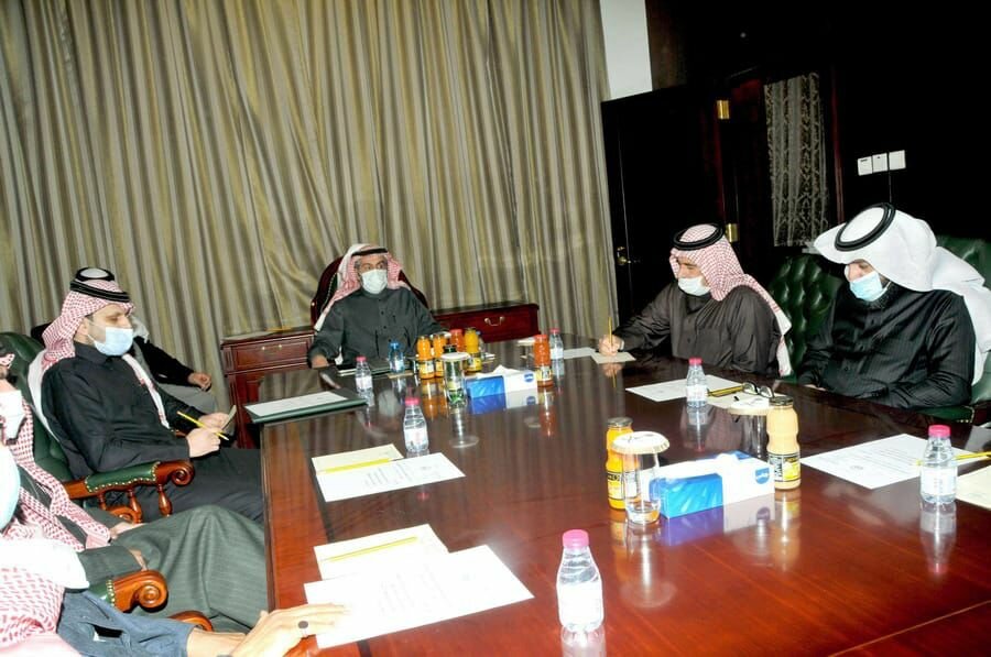 محافظ القريات يعقد اجتماعاً مع رؤوساء المراكز التابعة