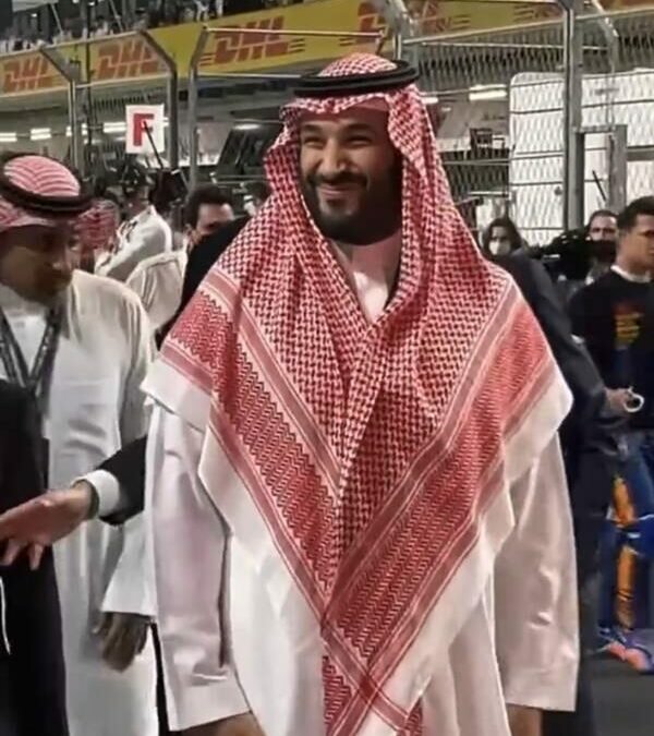 فيديو.. ولي العهد يصل إلى حلبة سباق جائزة السعودية الكبرى “فورمولا 1”