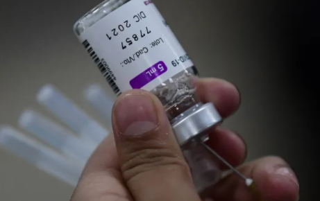 “أكسفورد” و”أسترازينيكا” تعملان على إنتاج لقاح لمواجهة متحور كورونا “أوميكرن”