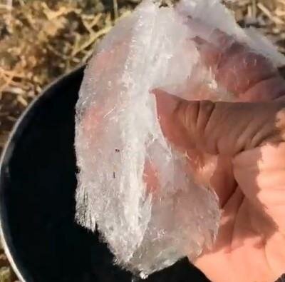 بسبب انخفاض درجة الحرارة.. تجمد المياه في مرتفعات عسير (فيديو)