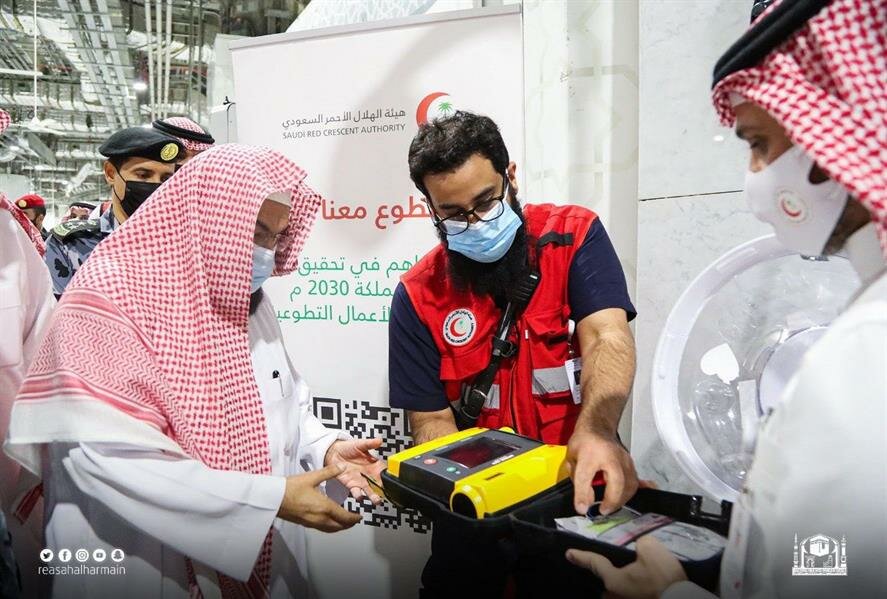 “السديس” يدشن جهاز الصدمات الكهربائية بالمسجد الحرام