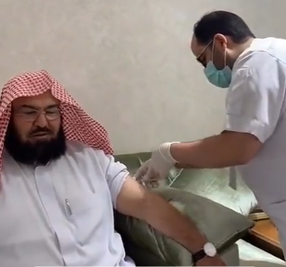 السديس يتلقى الجرعة المعززة ويناشد الحرص على أخذها (فيديو)