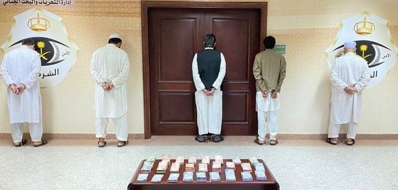 “شرطة المدينة” تطيح بـ5 وافدين جمعوا الأموال وهربوها للخارج بطرق غير مشروعة