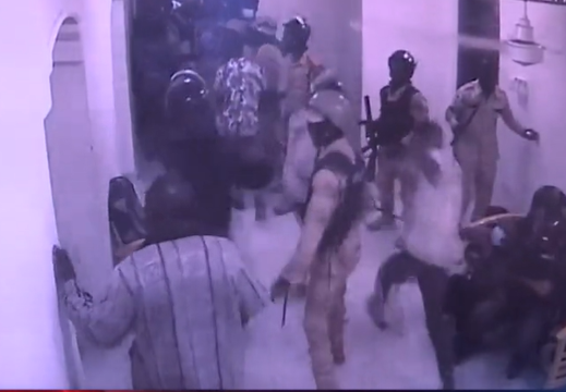 شاهد.. ضـرب واعتداءات بالعصي على فريق قناتي “العربية” و”الحدث” في الخرطوم