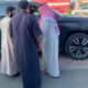 أمير عسير يهدي مواطناً سيارة حديثة بعد تعطل مركبته على الطريق (صور)