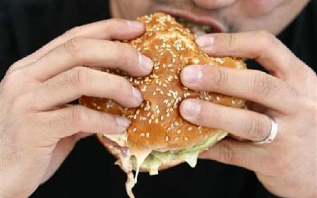 للحد من مخاطرها.. دعوات لوضع تحذيرات على «الوجبات السريعة»