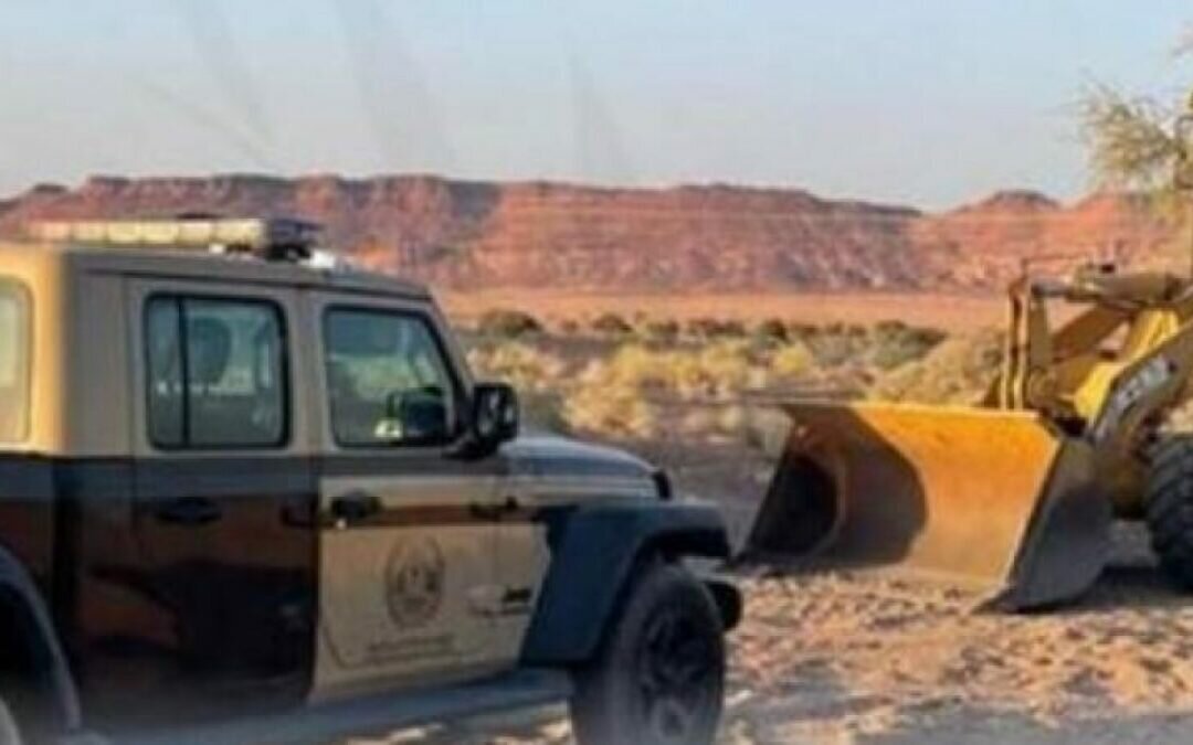 ضبط 12 مخالفًا لنظام البيئة لقيامهم بنقل الرمال وتجريف التربة