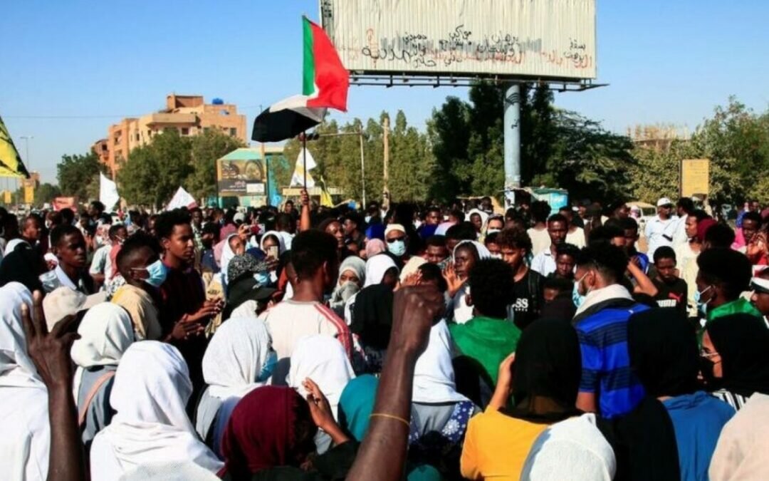 «انتشار أمني مكثف.. قطع للإنترنت.. وحذر وترتقب» ماذا يحدث في السودان؟