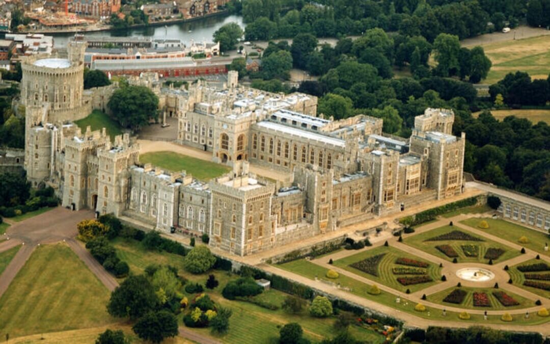 مسلح يتسلل إلى منطقة قصر العائلة الملكية في بريطانيا.. ماذا حدث؟