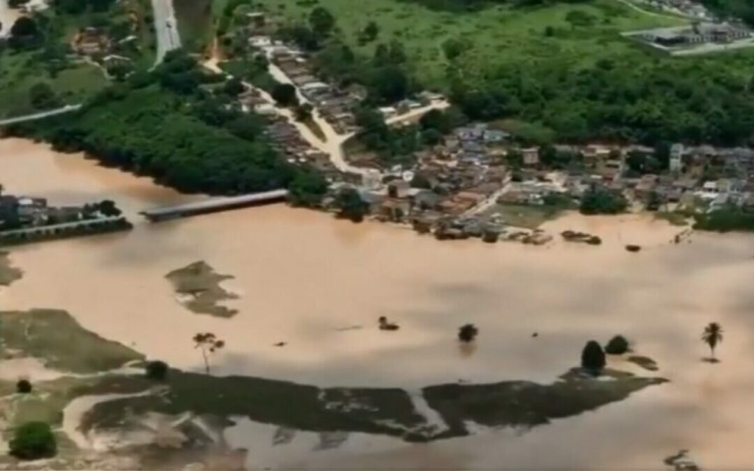 خسائر كبيرة ونزوح الآلاف من السكان بسبب الفيضانات في البرازيل (فيديو)