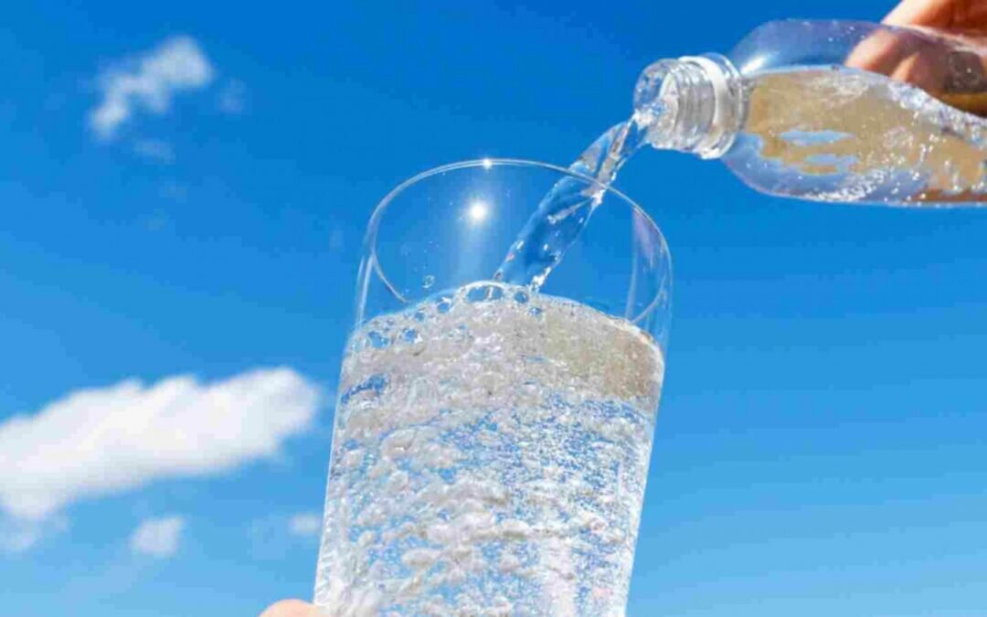 هذا ما يحدث لجسمك عند شرب المياه الفوارة