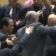 بالفيديو.. مشاجرة عنيفة بين أعضاء البرلمان الأردني